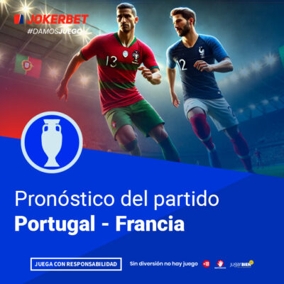 La Imagen Muestra A Jugadores De Los Equipos De Portugal Y Francia Compitiendo En Un Estadio Iluminado Y Lleno De Espectadores. El Jugador Portugués Viste El Uniforme Rojo Y Verde, Mientras Que El Jugador Francés Viste El Uniforme Azul Con Detalles En Blanco. En La Parte Inferior, Dentro De Un Recuadro Azul, Se Lee El Texto 